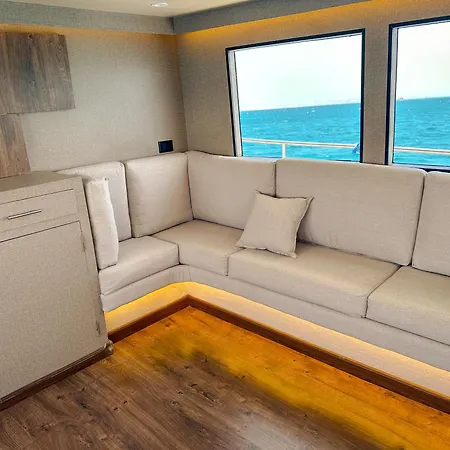 Edan Storm Yacht Hotel